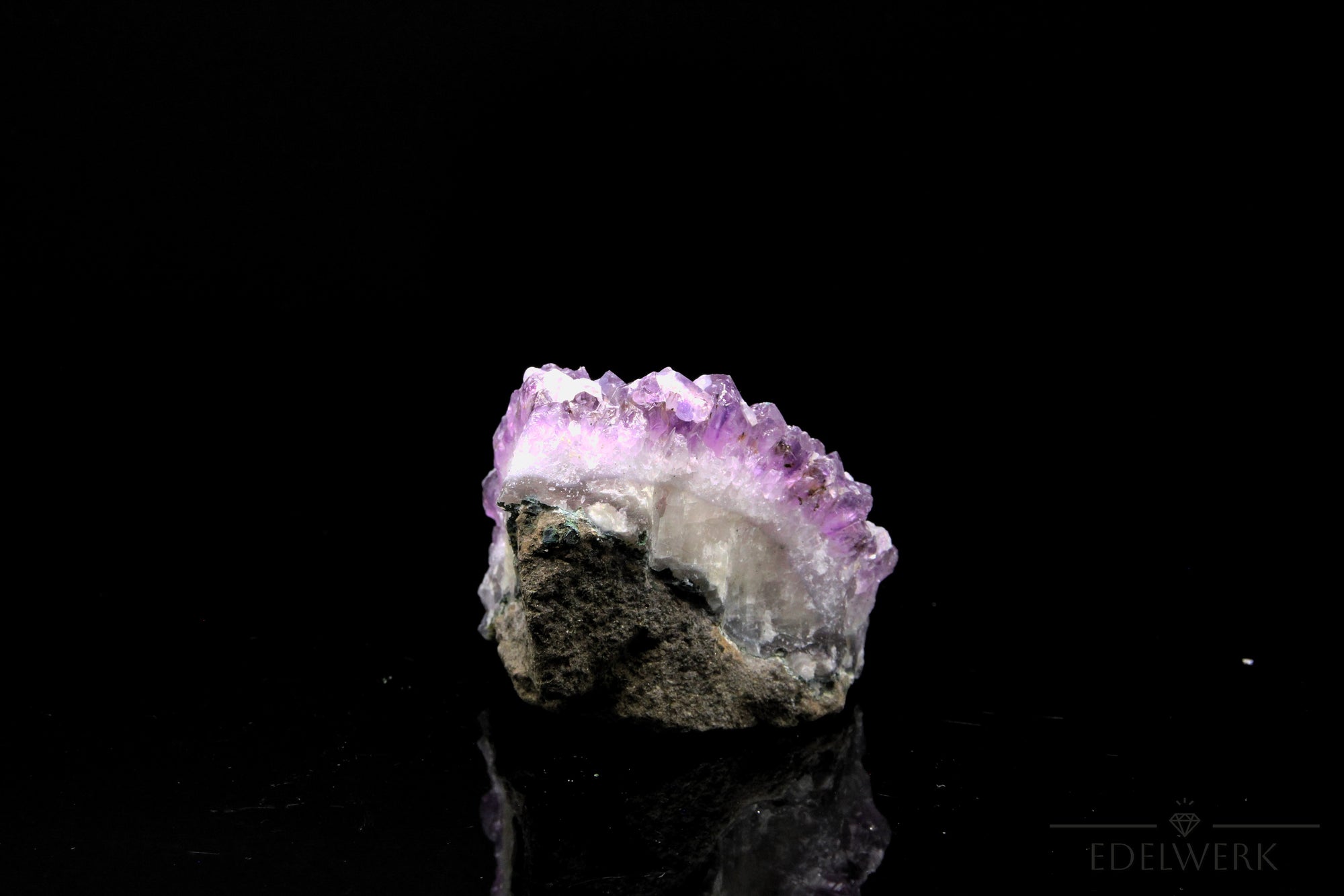 Strahlender Amethyst Kristall, fördert meditative Harmonie, violette Kristallstruktur.