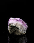 Strahlender Amethyst Kristall, fördert meditative Harmonie, violette Kristallstruktur.