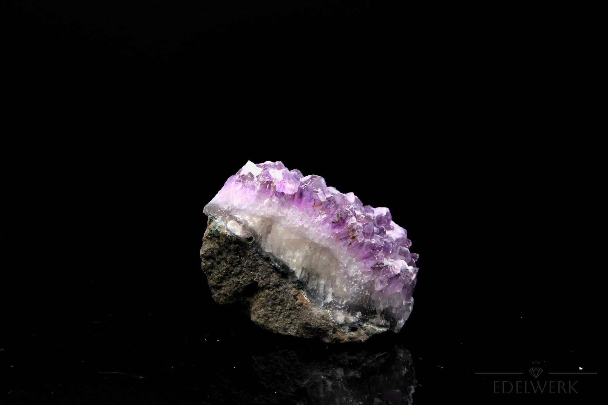 Strahlender Amethyst Kristall, Heilstein für innere Balance, violette strahlende Oberfläche.