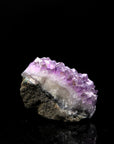 Strahlender Amethyst Kristall, Heilstein für innere Balance, violette strahlende Oberfläche.