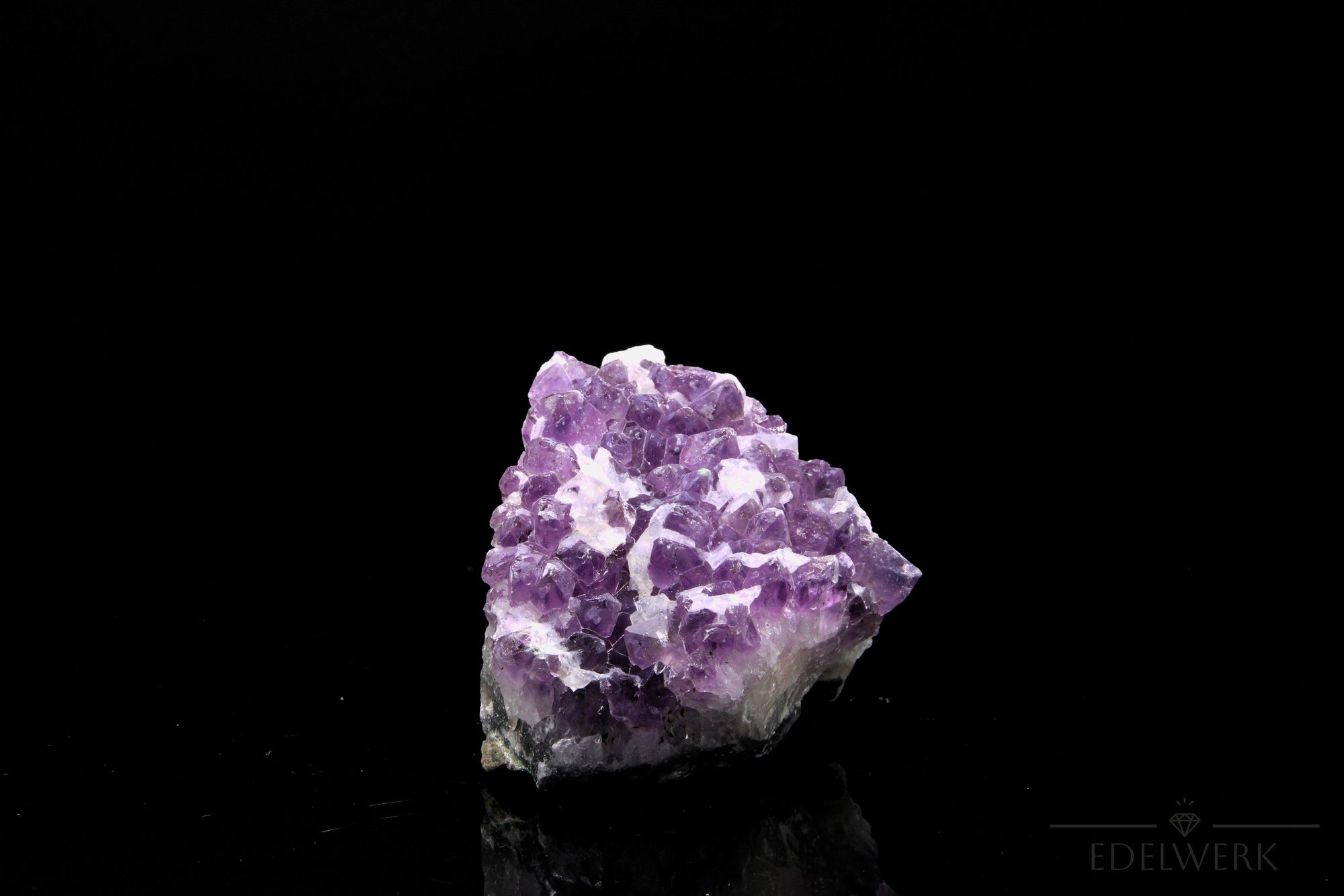 Strahlender Amethyst Kristall, fördert schützende Energie, violette glänzende Kristalle.