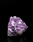 Strahlender Amethyst Kristall, fördert schützende Energie, violette glänzende Kristalle.