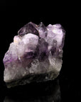 Amethyst Kristall für Klarheit, fördert spirituelle Energie, violette glänzende Oberfläche.