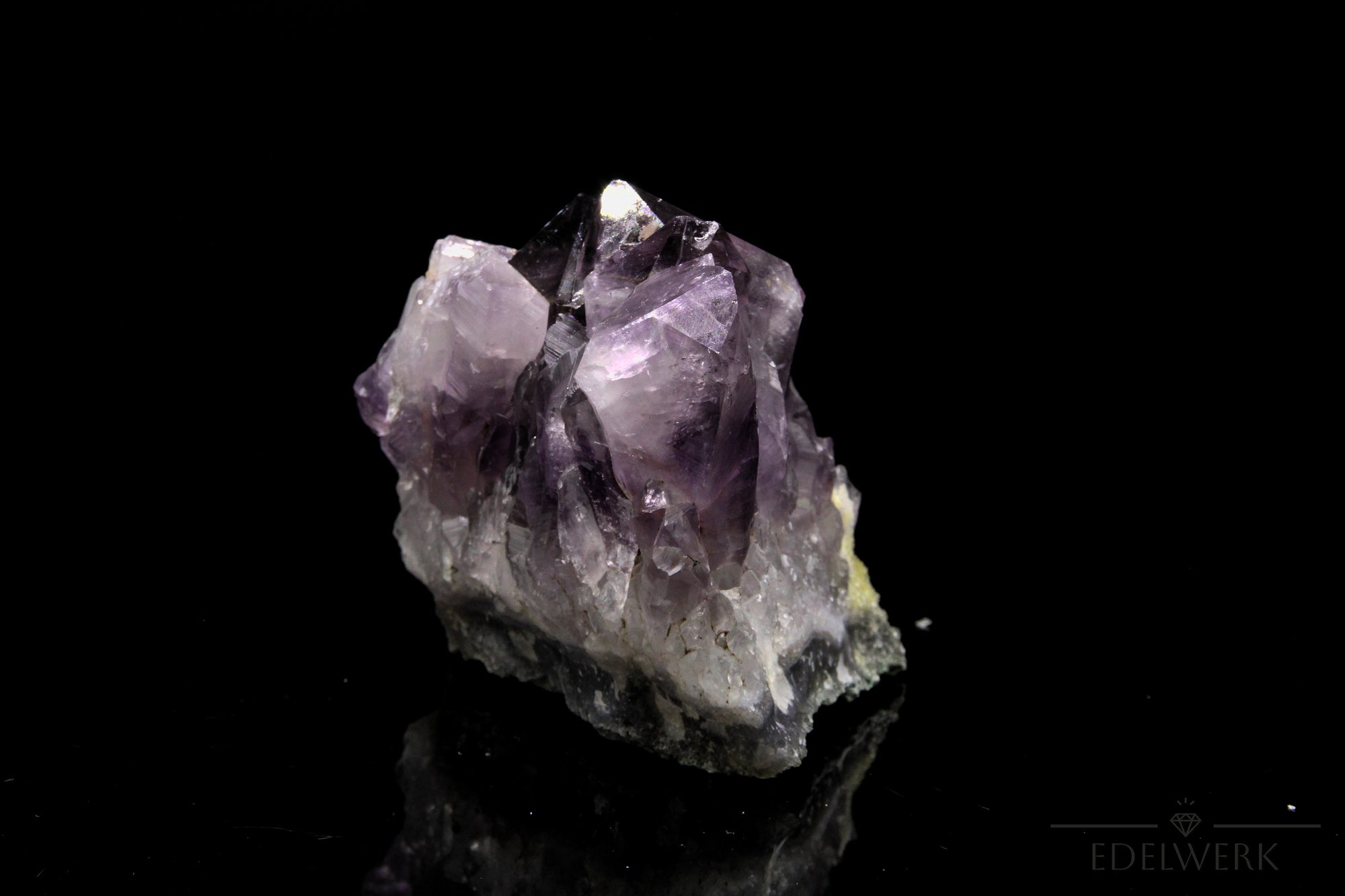 Hochwertiger Amethyst Kristall, Heilstein für meditative Ausgeglichenheit, violette glänzende Struktur.