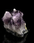 Hochwertiger Amethyst Kristall, Heilstein für meditative Ausgeglichenheit, violette glänzende Struktur.