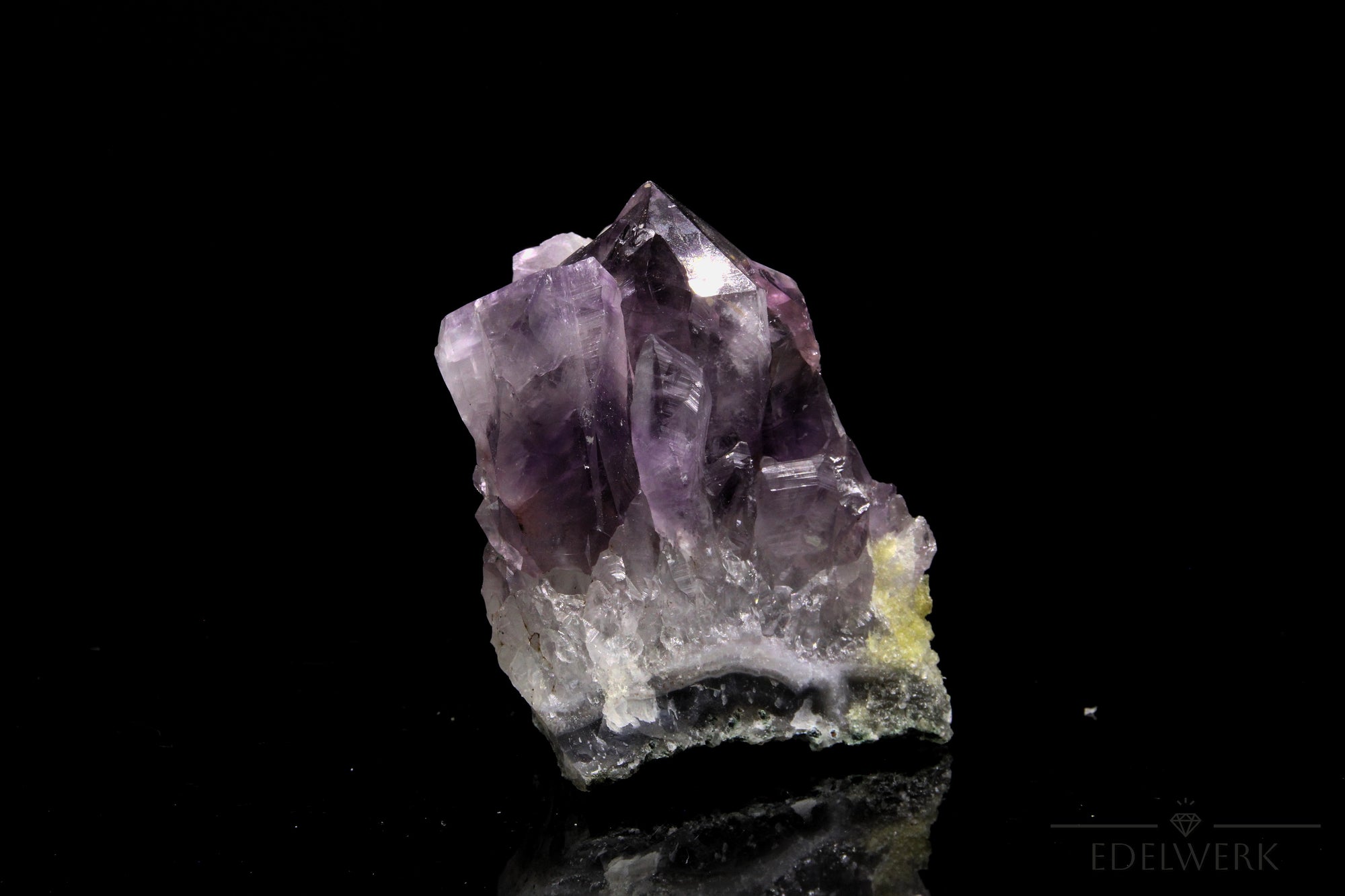 Hochwertiger Amethyst Kristall, fördert spirituelle Ruhe, klare violette Oberfläche.