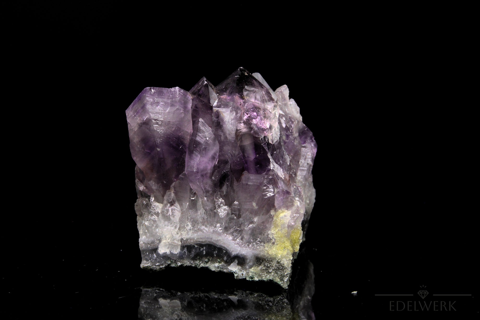 Hochwertiger Amethyst Kristall, Heilstein für innere Balance, violette Kristallform.
