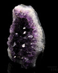 Amethyst Kristall für Klarheit, Heilstein für meditative Energie, violette Oberfläche.
