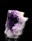 Violetter Amethyst Kristall, fördert meditative Energie, violette natürliche Struktur.