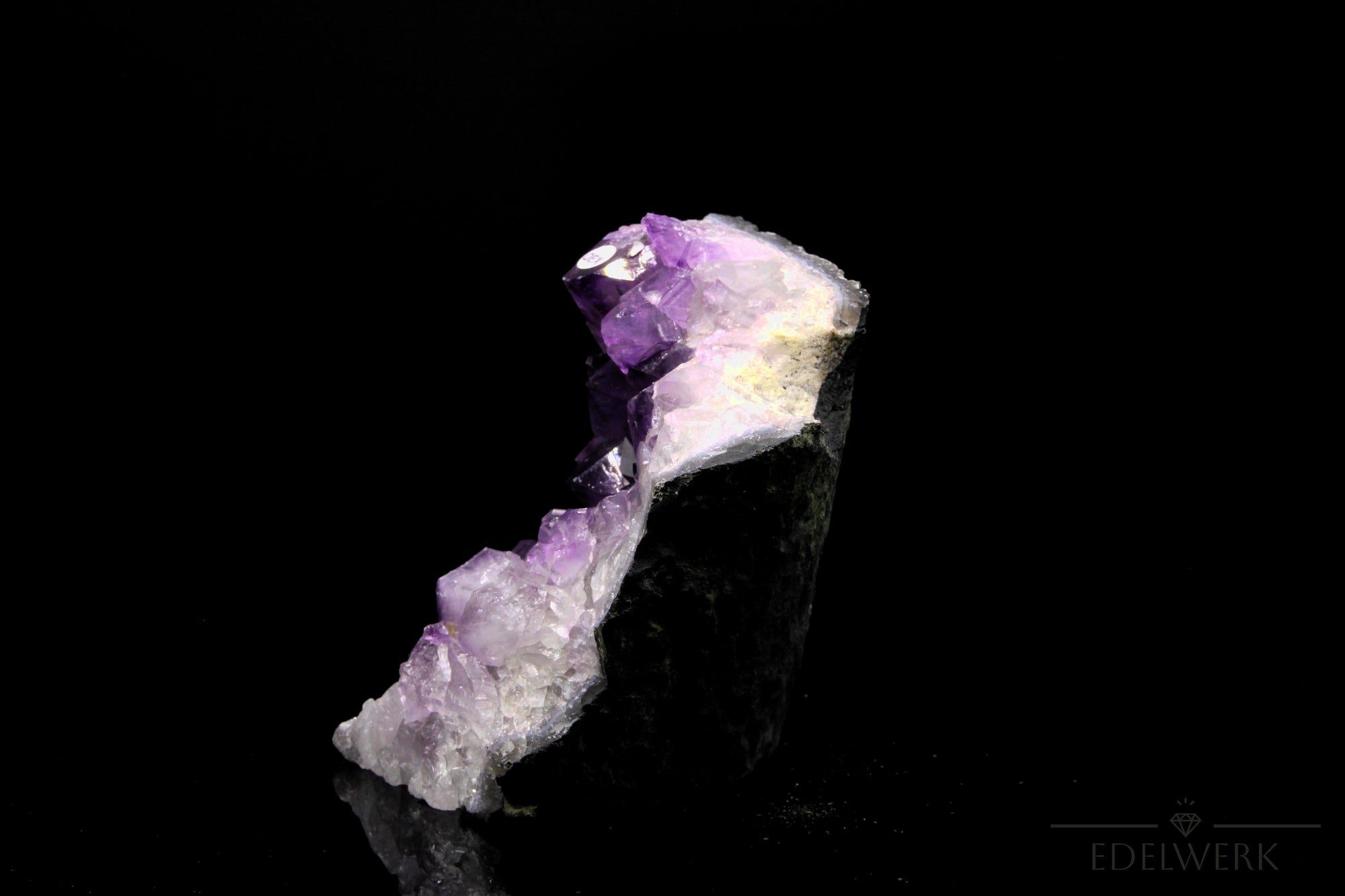 Violetter Amethyst Kristall, fördert spirituelle Harmonie, violette Kristallform.