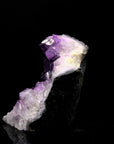 Violetter Amethyst Kristall, fördert spirituelle Harmonie, violette Kristallform.