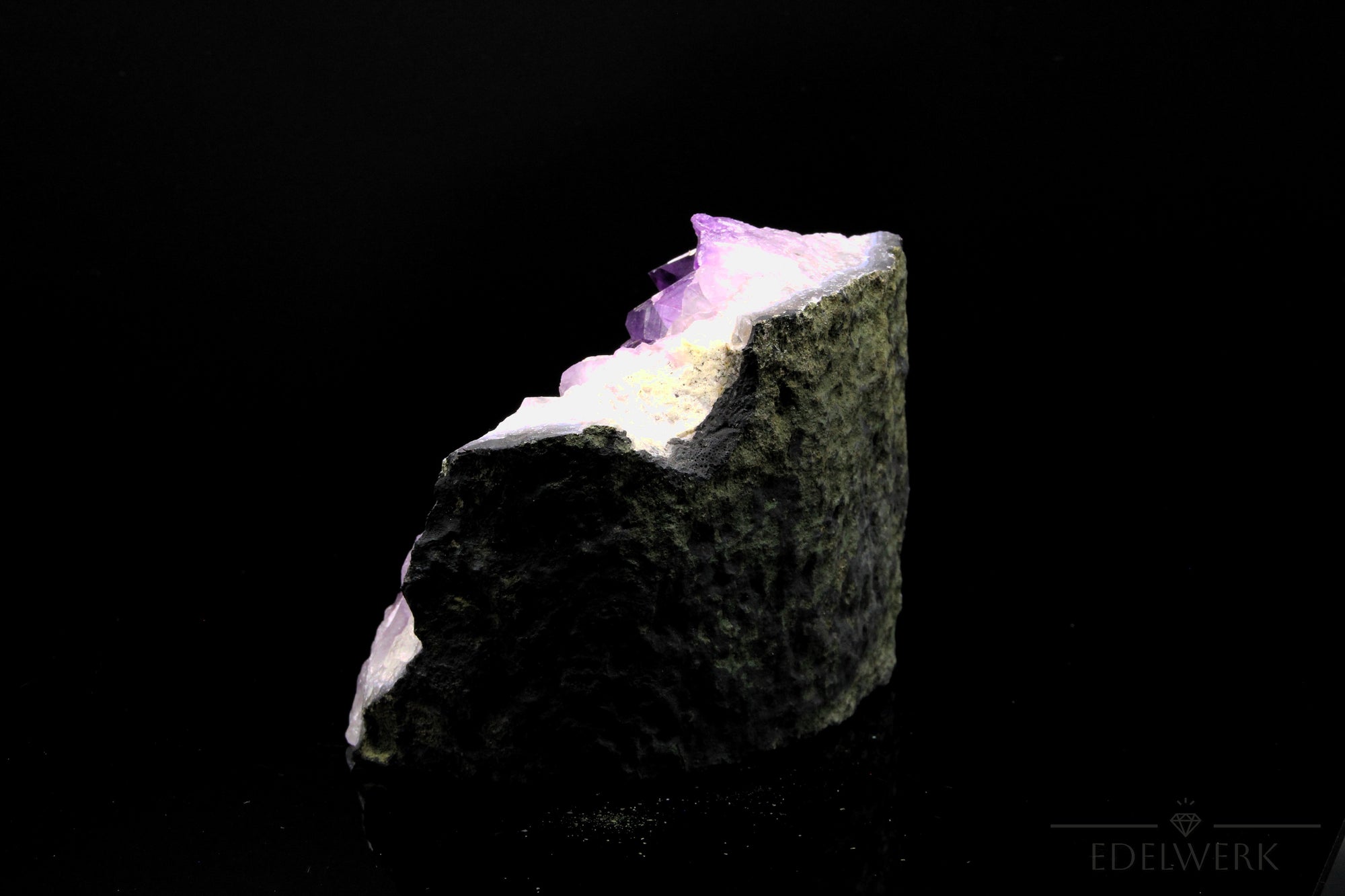 Violetter Amethyst Kristall, Heilstein für energetische Klarheit, violette Struktur.