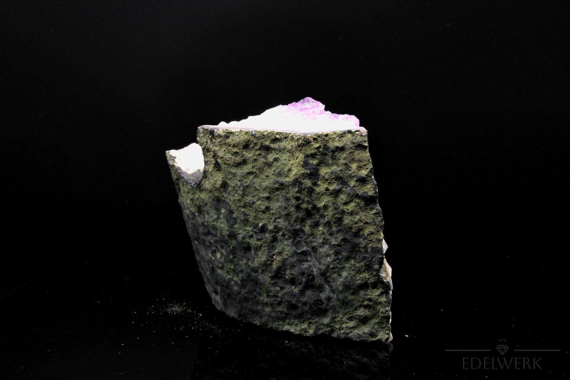 Strahlende Amethyst Druse, fördert meditative Ausgeglichenheit, violette glänzende Form.