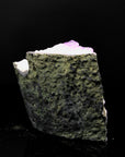 Strahlende Amethyst Druse, fördert meditative Ausgeglichenheit, violette glänzende Form.