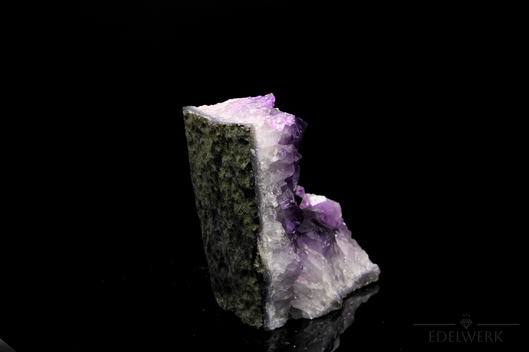 Strahlende Amethyst Druse, Heilstein für spirituelle Harmonie, violette Drusenstruktur.