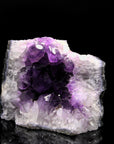 Violetter Amethyst Kristall, Heilstein für innere Balance, violette glänzende Form.