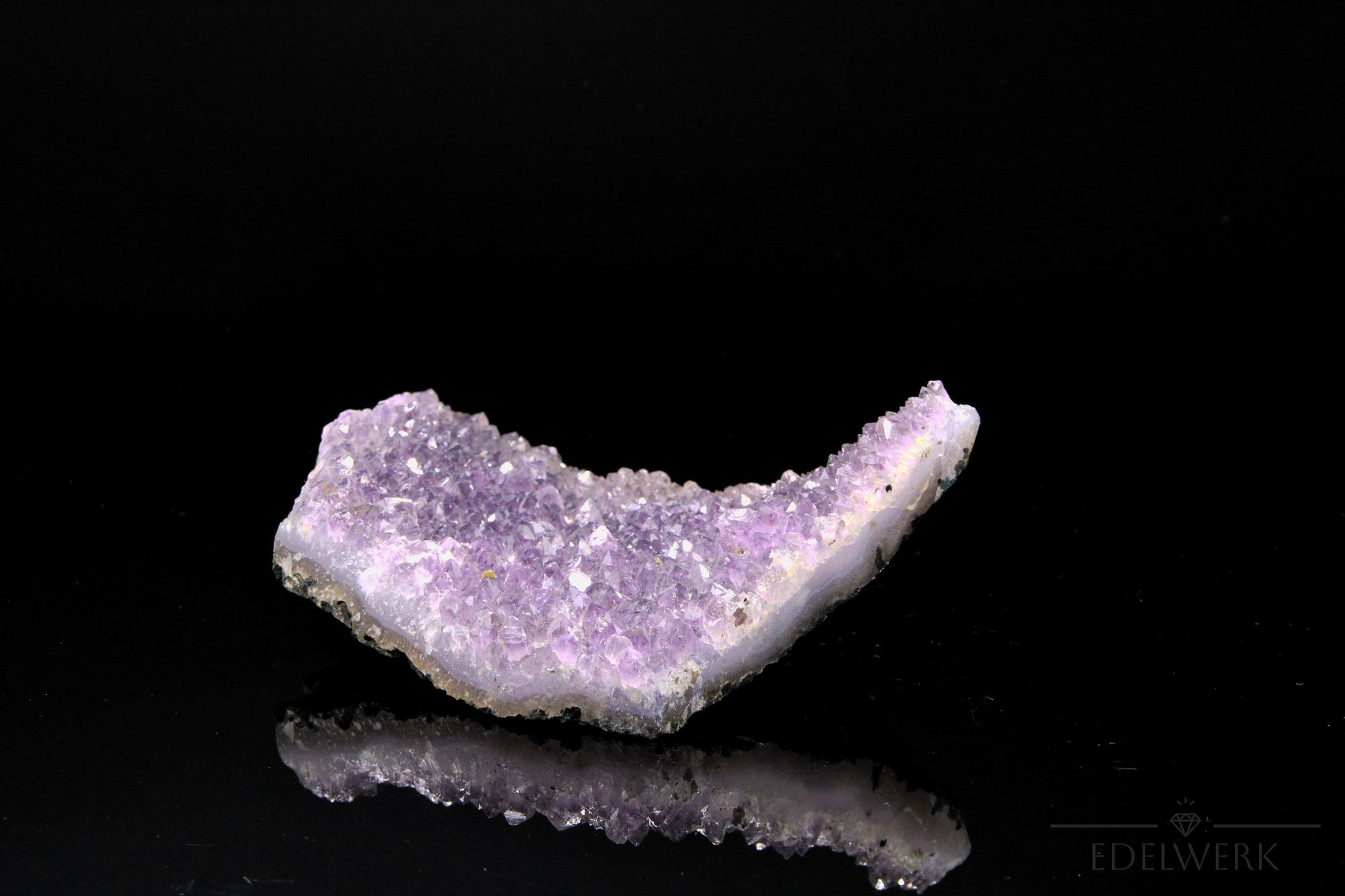 Natürlicher Amethyst Kristall, fördert energetische Harmonie, violette glänzende Struktur.