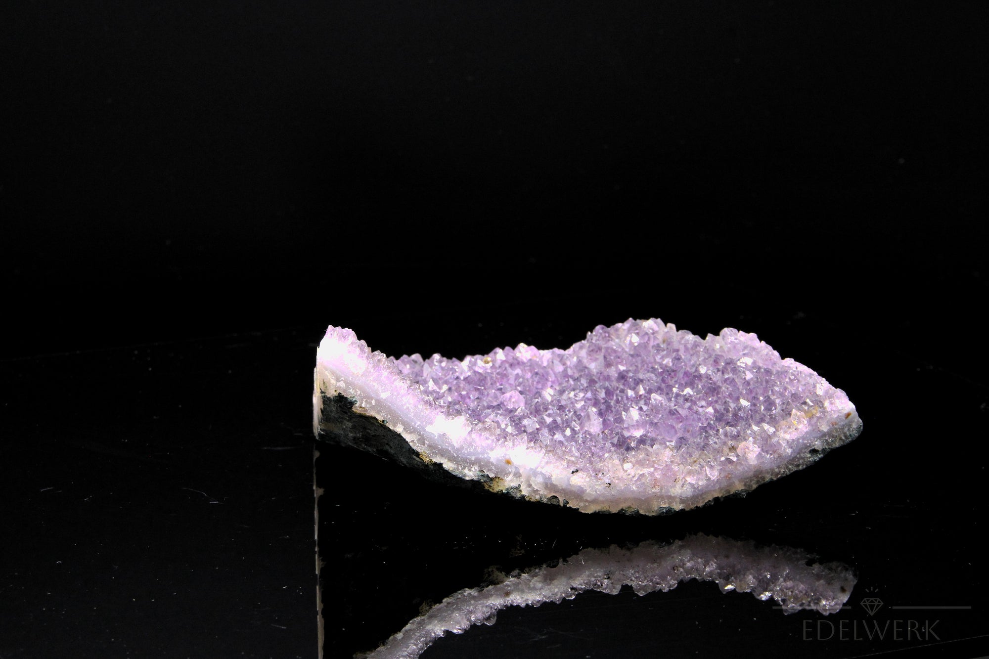 Violetter Amethyst Kristall, Heilstein für spirituelle Energie, violette glänzende Struktur.