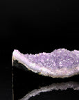 Violetter Amethyst Kristall, Heilstein für spirituelle Energie, violette glänzende Struktur.