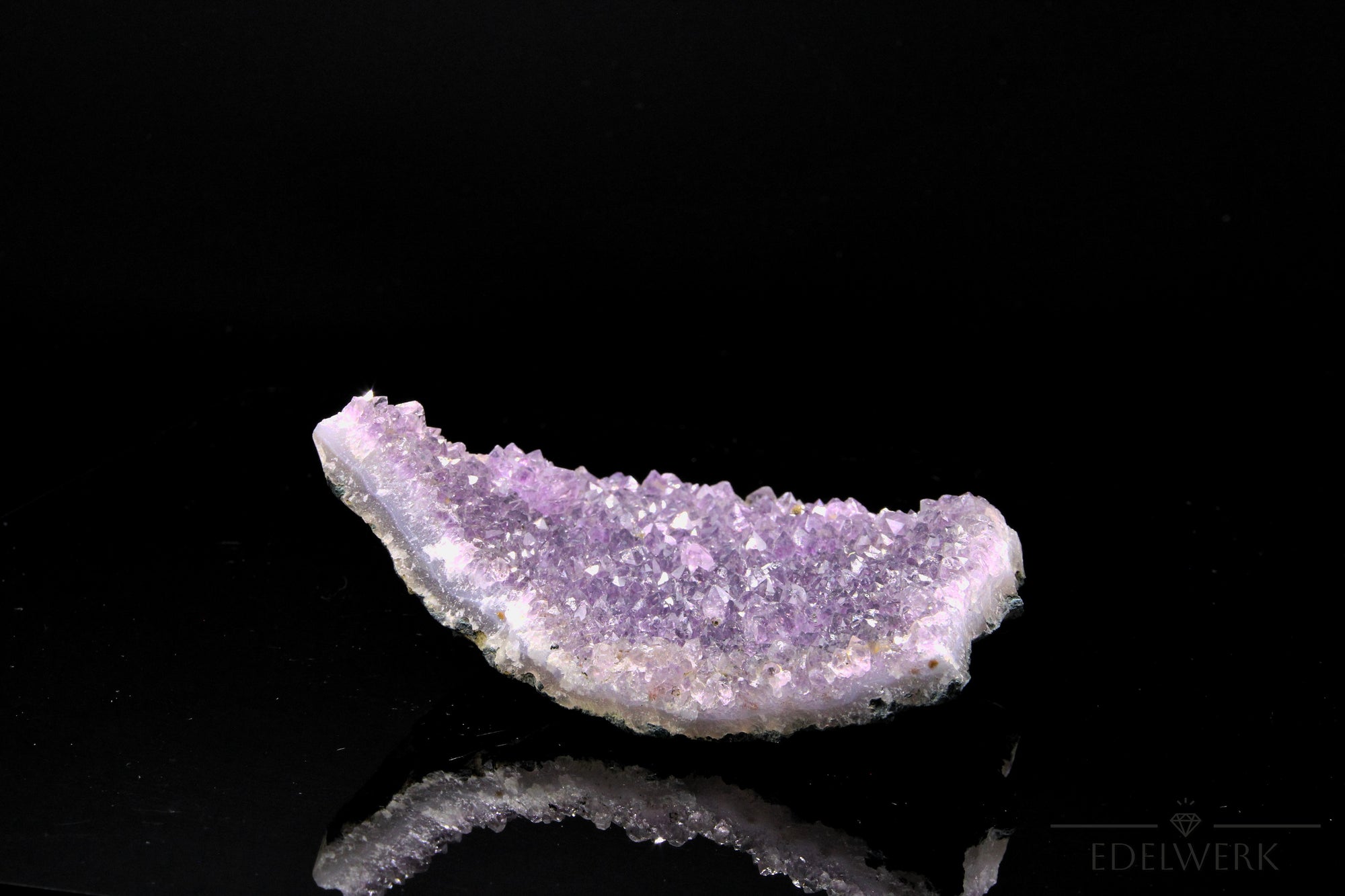 Violetter Amethyst Kristall, fördert schützende Kraft, violette Kristalloberfläche.