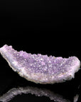 Violetter Amethyst Kristall, fördert schützende Kraft, violette Kristalloberfläche.