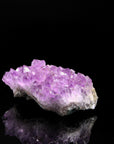 Tiefvioletter Amethyst Kristall, fördert energetische Ruhe, violette natürliche Struktur.