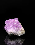 Tiefvioletter Amethyst Kristall, Heilstein für klare Meditation, violette glänzende Oberfläche.