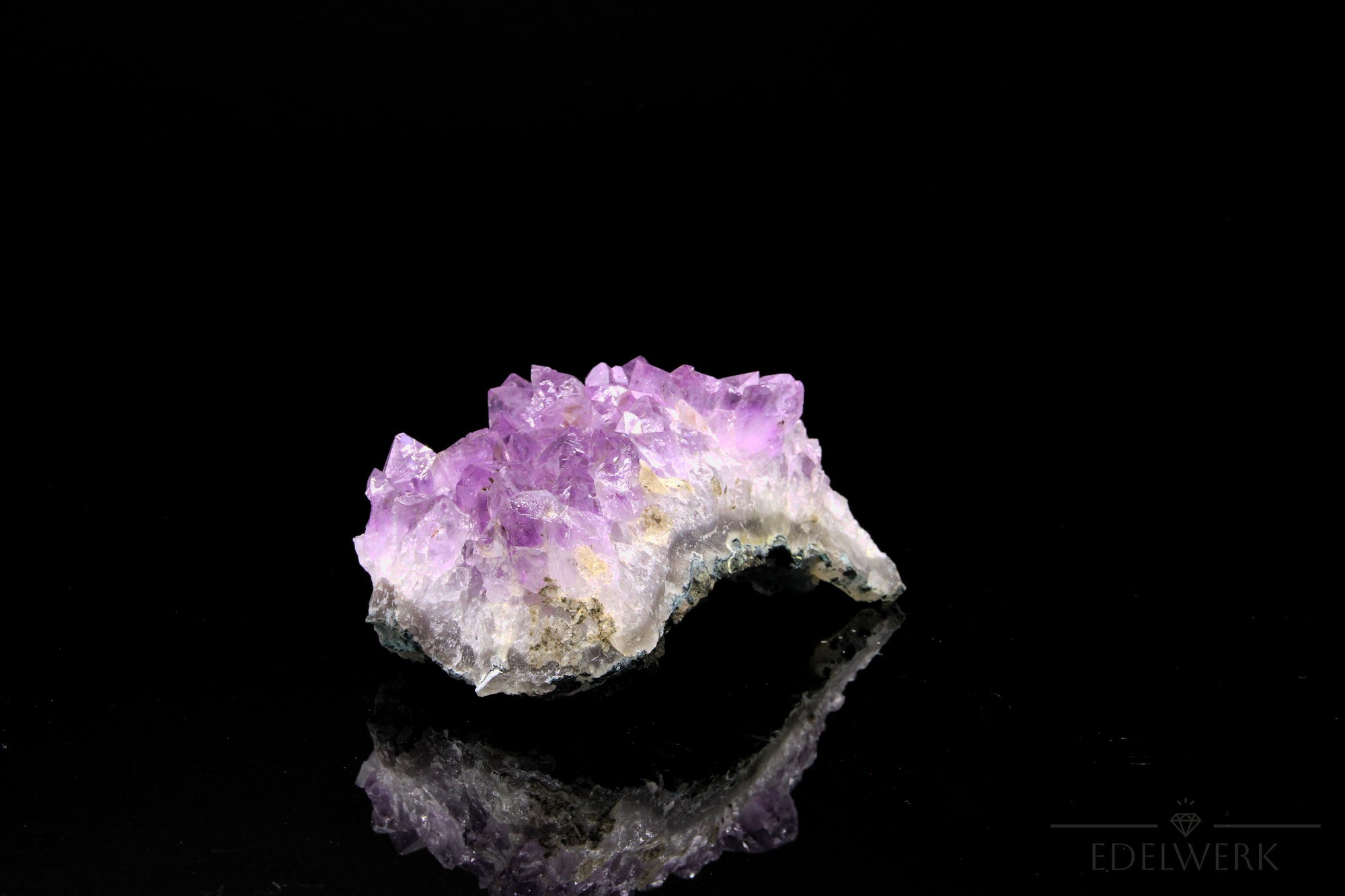 Tiefvioletter Amethyst Kristall, fördert intuitive Klarheit, violette Kristallform.