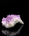 Tiefvioletter Amethyst Kristall, fördert intuitive Klarheit, violette Kristallform.