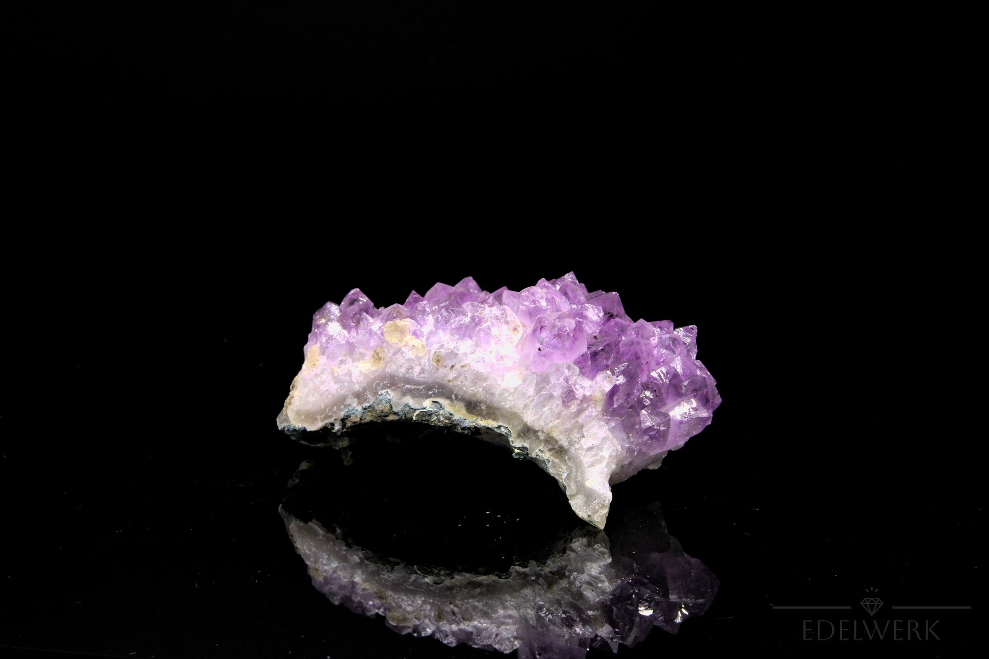 Tiefvioletter Amethyst Kristall, Heilstein für spirituelle Energie, violette Struktur.