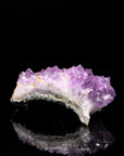 Tiefvioletter Amethyst Kristall, Heilstein für spirituelle Energie, violette Struktur.
