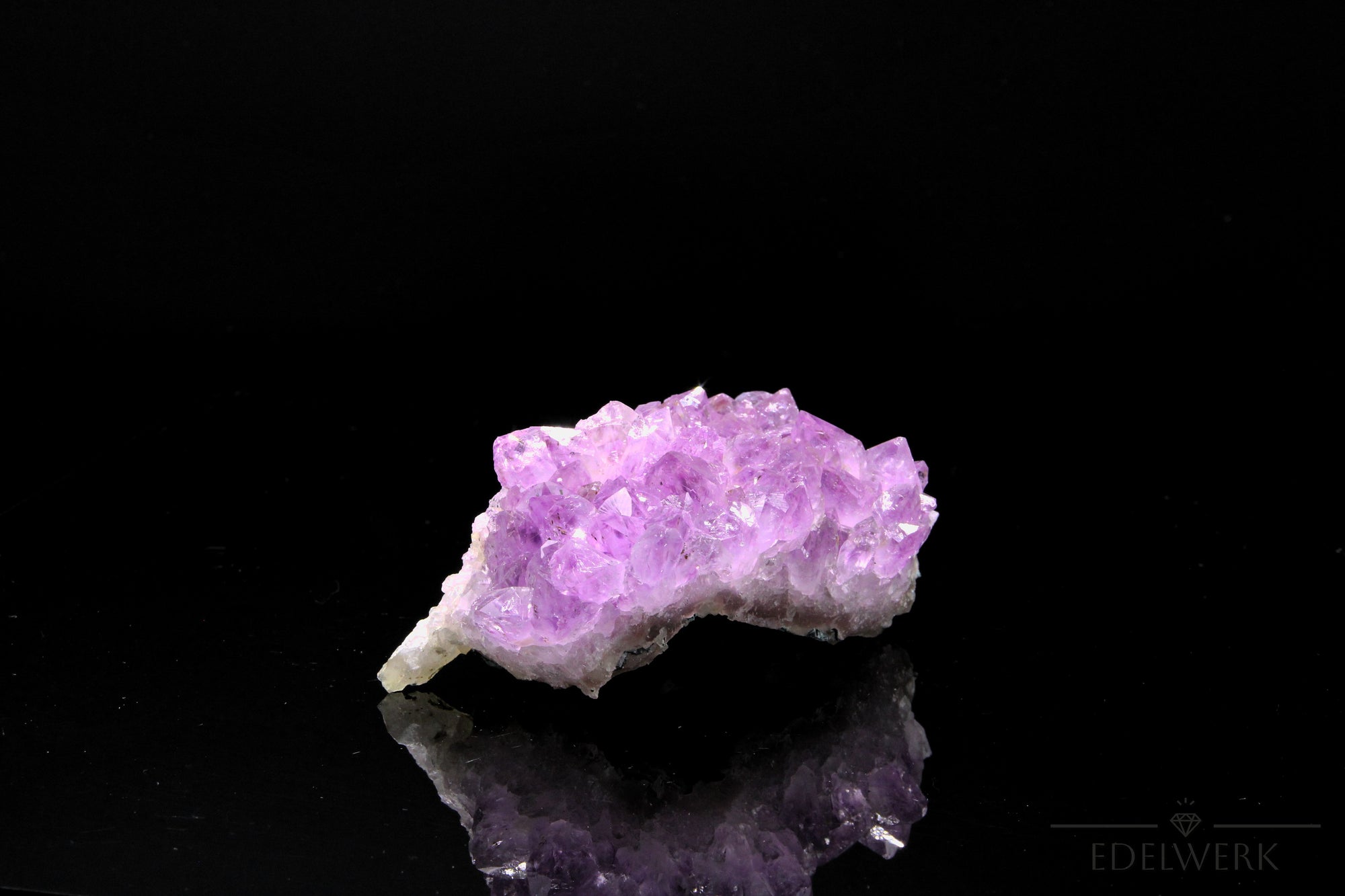 Natürlicher Amethyst Kristall, Heilstein für meditative Praxis, violette Form.