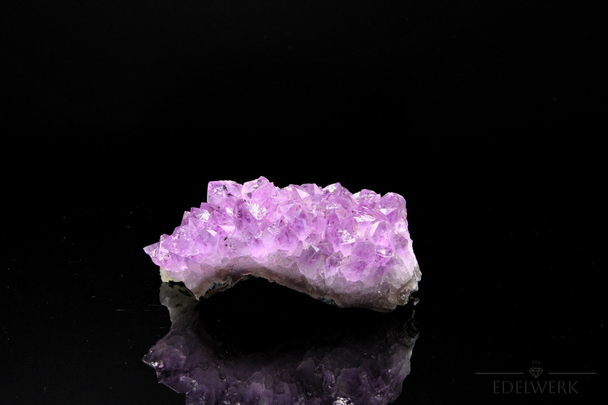 Natürlicher Amethyst Kristall, fördert spirituelle Energie, ungeschliffene violette Struktur.