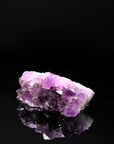 Strahlender Amethyst Kristall, fördert meditative Klarheit, violette glänzende Kristalle.
