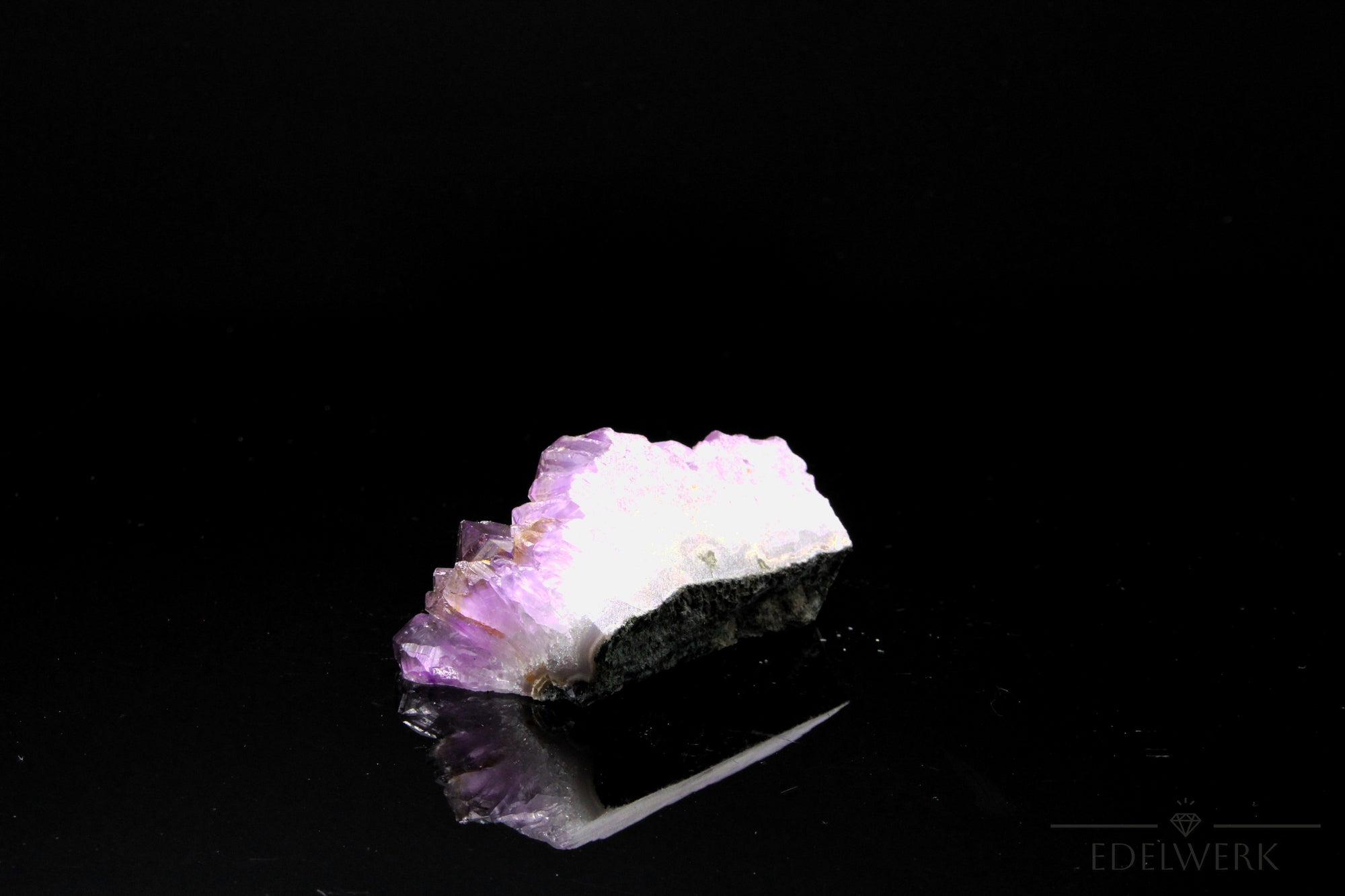 Strahlender Amethyst Kristall, fördert spirituelle Harmonie, violette Kristalloberfläche.