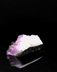 Strahlender Amethyst Kristall, fördert spirituelle Harmonie, violette Kristalloberfläche.