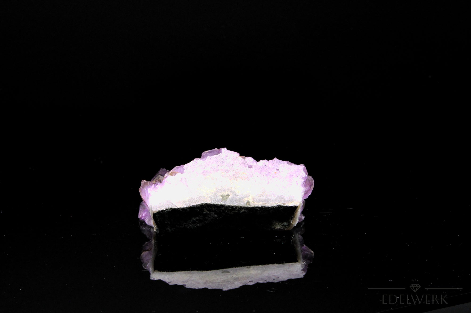 Strahlender Amethyst Kristall, Heilstein für energetische Ruhe, violette Struktur.