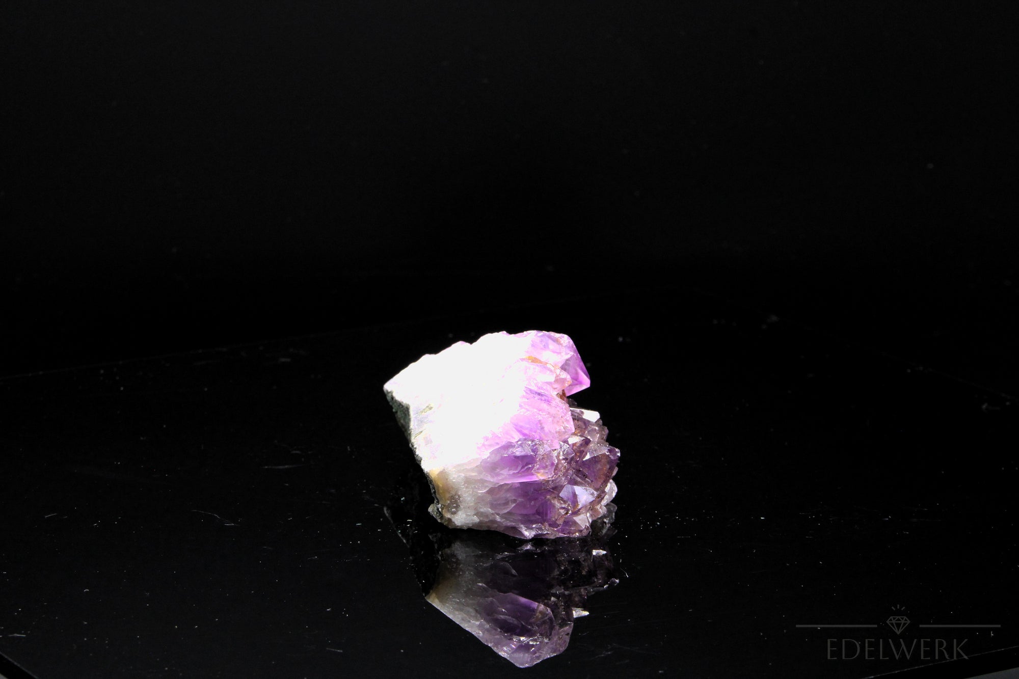 Tiefvioletter Amethyst Kristall, Heilstein für meditative Entspannung, violette Struktur.