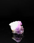 Tiefvioletter Amethyst Kristall, Heilstein für meditative Entspannung, violette Struktur.