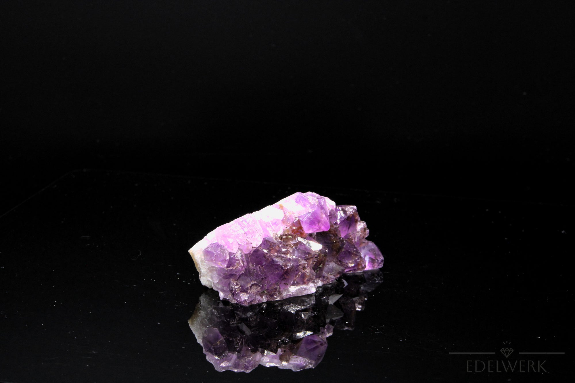 Tiefvioletter Amethyst Kristall, fördert spirituelle Harmonie, violette Kristalloberfläche.