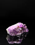 Tiefvioletter Amethyst Kristall, fördert spirituelle Harmonie, violette Kristalloberfläche.