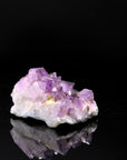 Hochwertiger Amethyst Kristall, fördert spirituelle Balance, violette glänzende Kristalle.