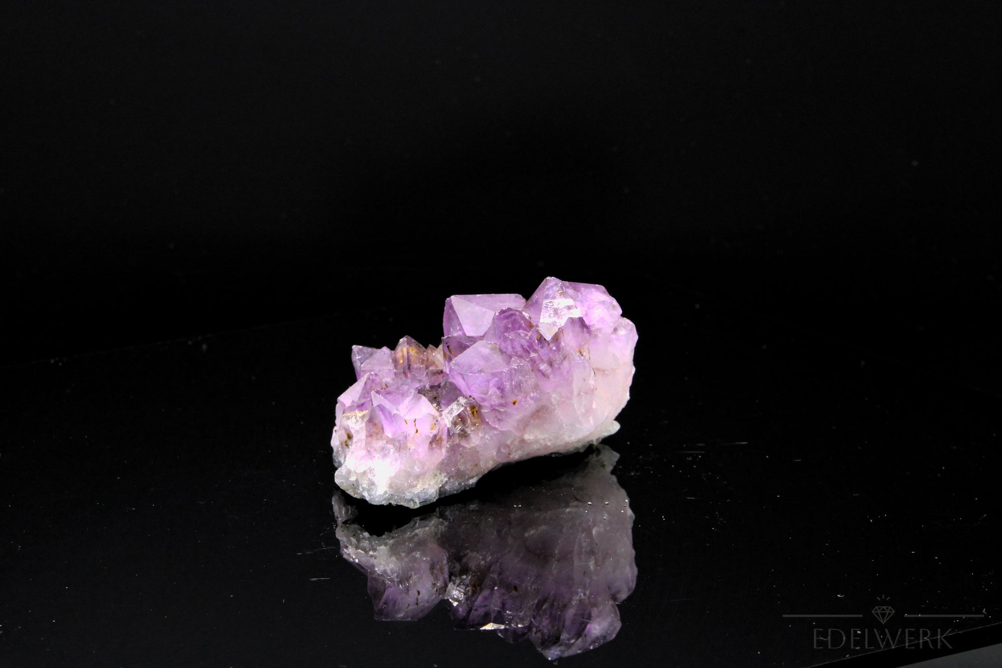 Hochwertiger Amethyst Kristall, fördert energetische Harmonie, violette natürliche Form.