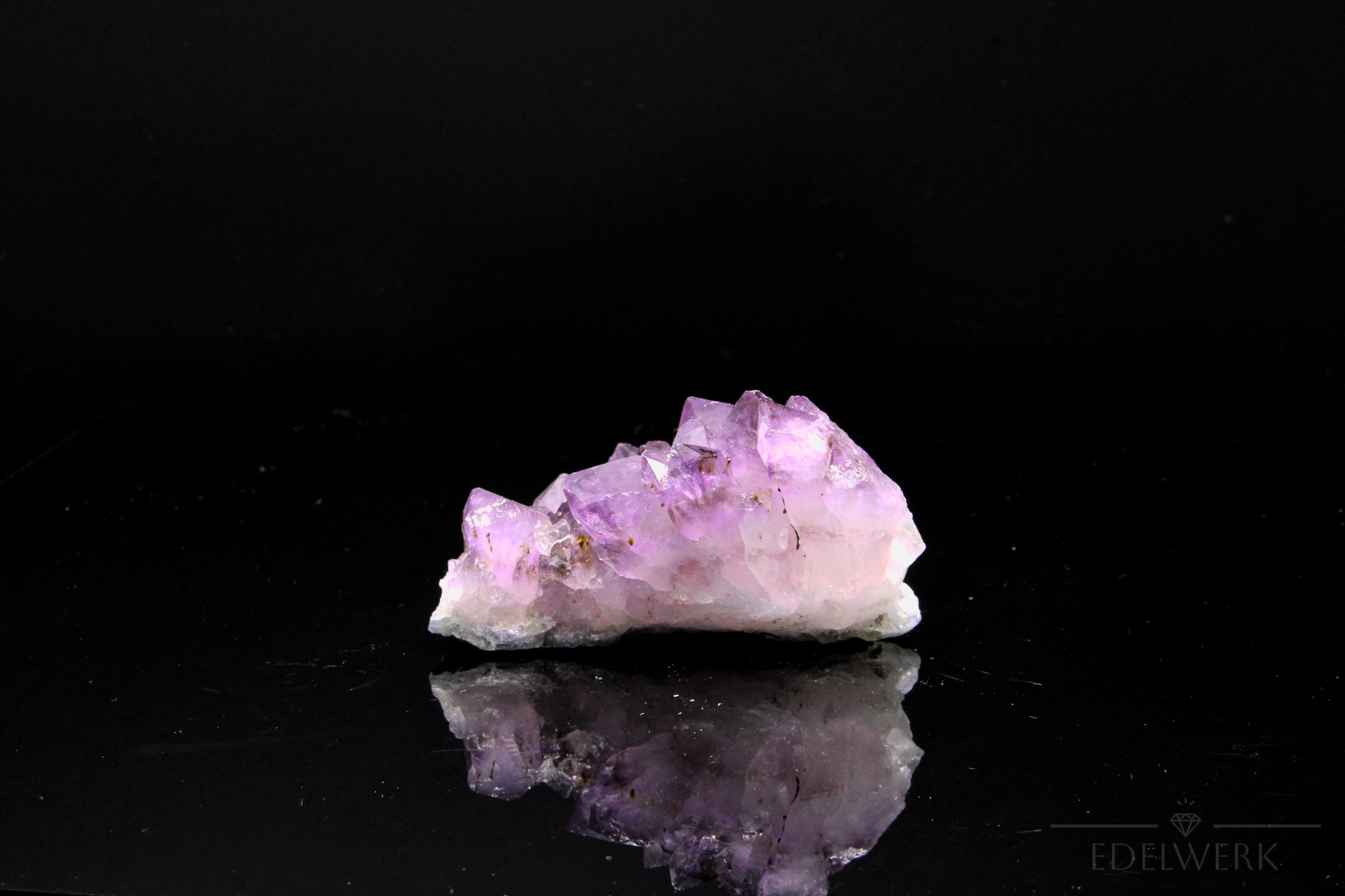 Hochwertiger Amethyst Kristall, Heilstein für meditative Inspiration, violette Kristalloberfläche.