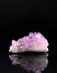 Hochwertiger Amethyst Kristall, Heilstein für meditative Inspiration, violette Kristalloberfläche.