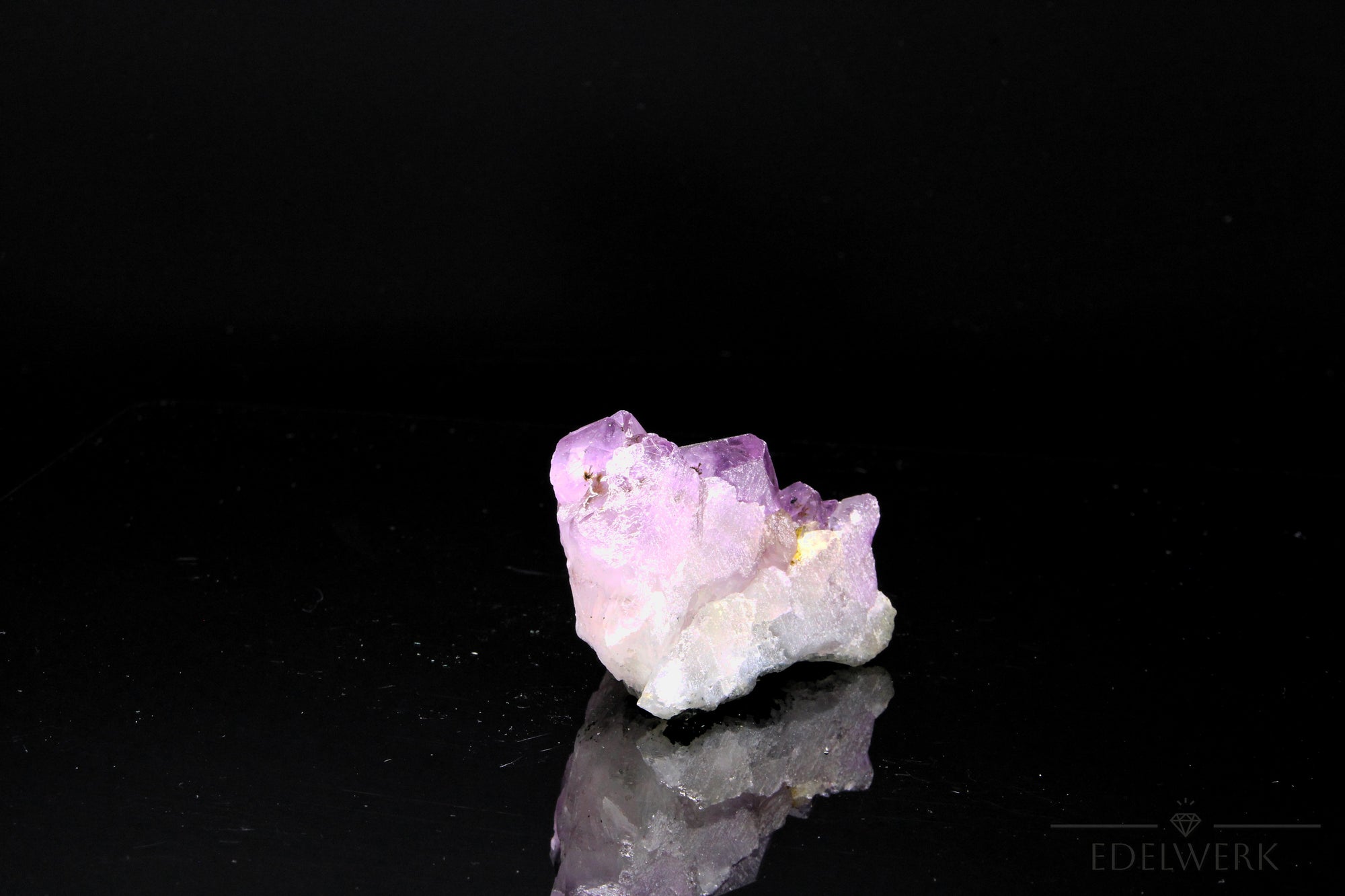 Strahlender Amethyst Kristall, Heilstein für spirituelle Klarheit, violette glänzende Form.