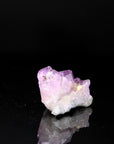 Strahlender Amethyst Kristall, Heilstein für spirituelle Klarheit, violette glänzende Form.