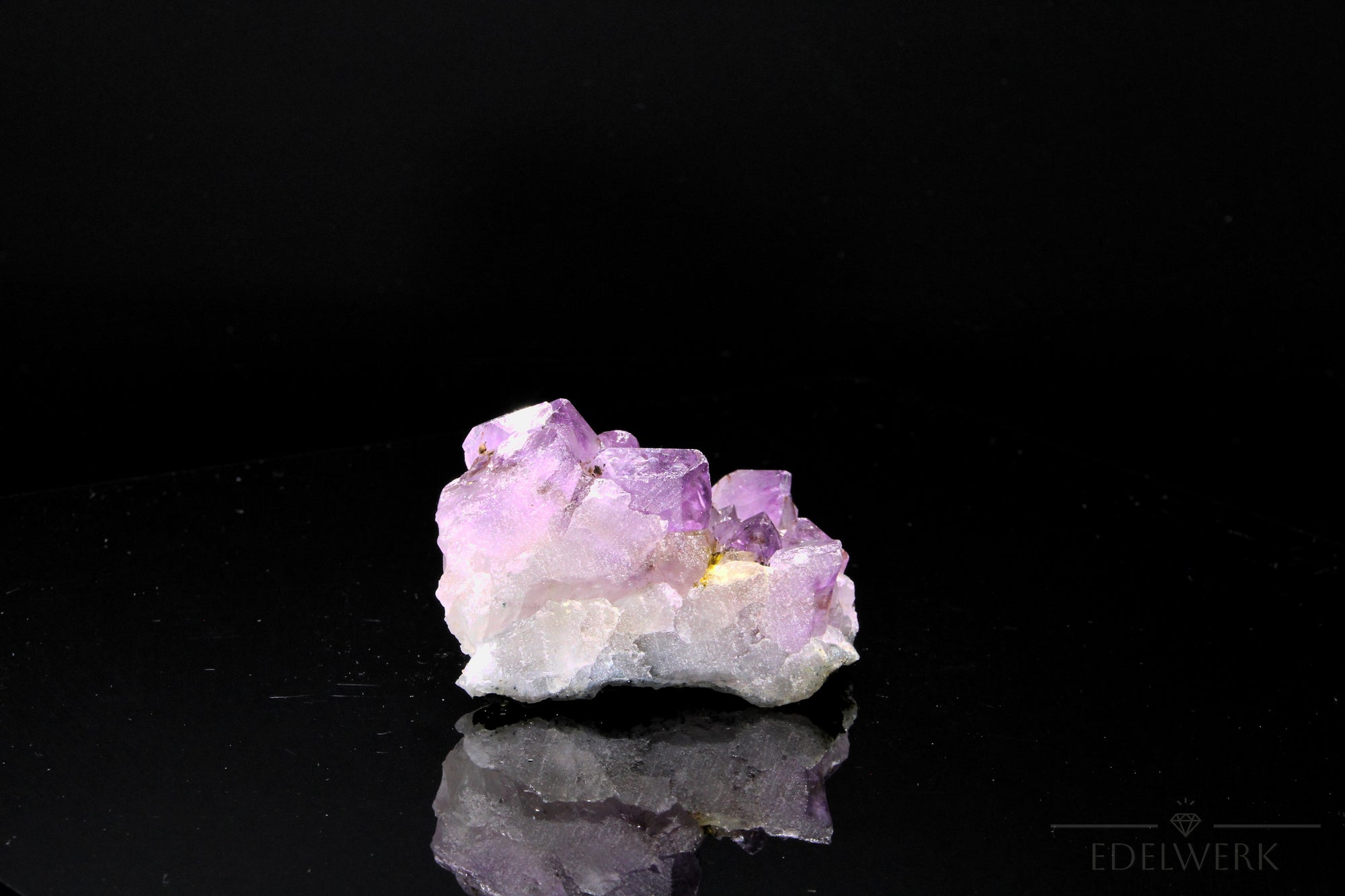 Strahlender Amethyst Kristall, fördert intuitive Energie, violette Kristallstruktur.