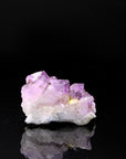 Strahlender Amethyst Kristall, fördert intuitive Energie, violette Kristallstruktur.
