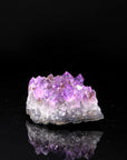 Violetter Amethyst Kristall, fördert meditative Balance, violette natürliche Struktur.
